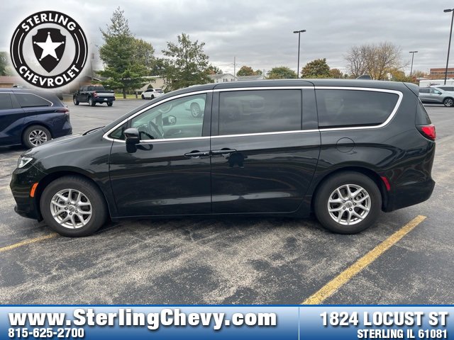 2023 Chrysler Pacifica Touring L photo 2