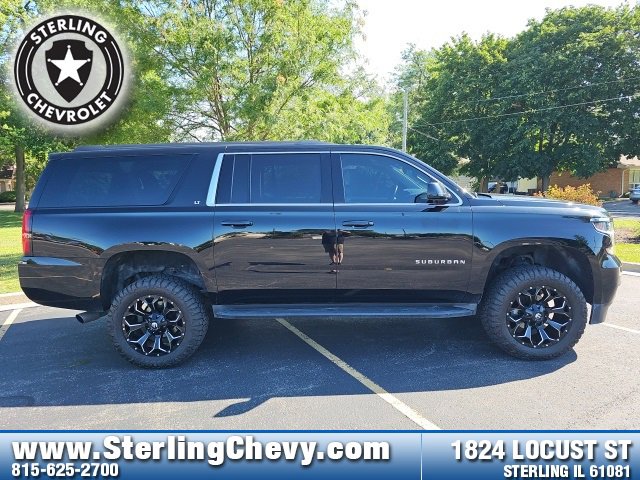 2016 Chevrolet Suburban LT photo 4