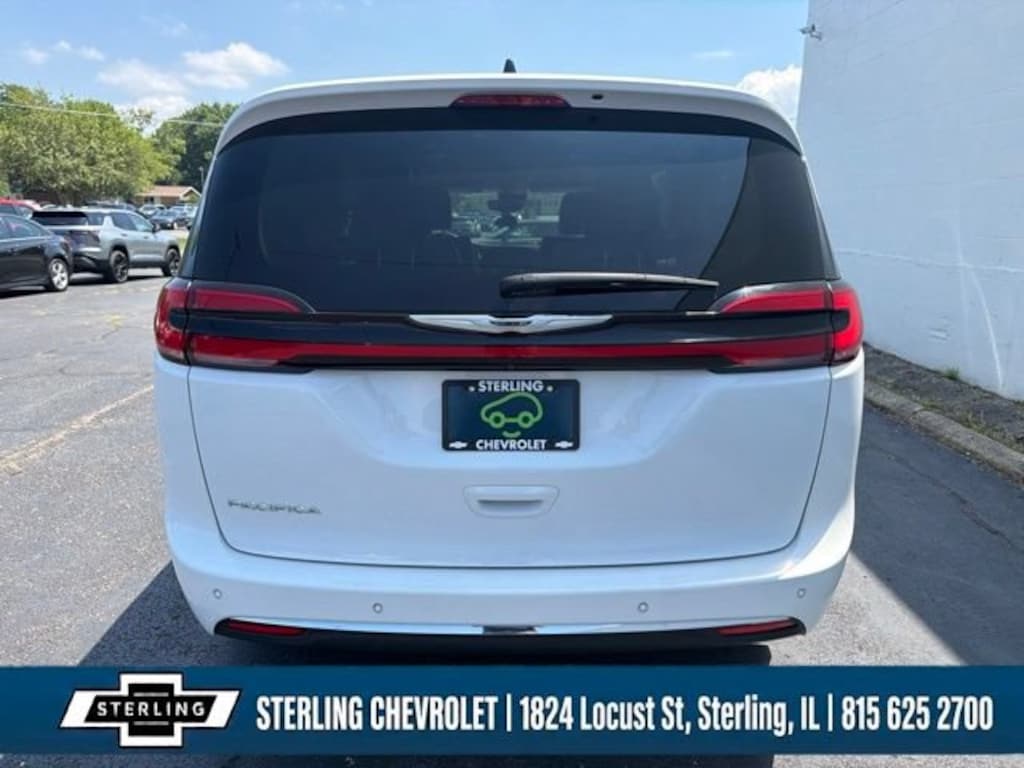 Used 2023 Chrysler Pacifica Touring L Minivan