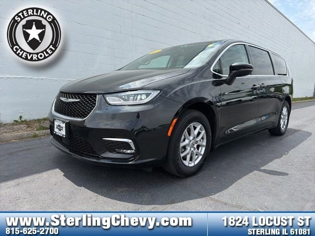 2023 Chrysler Pacifica Touring L's photo