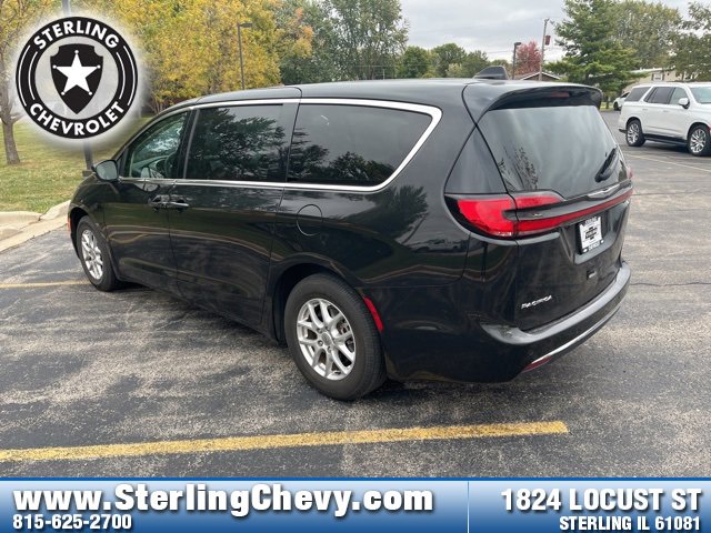2023 Chrysler Pacifica Touring L photo 3