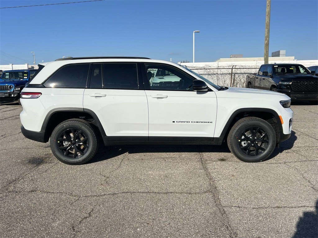 New 2025 Jeep Grand Cherokee Laredo Sport Utility