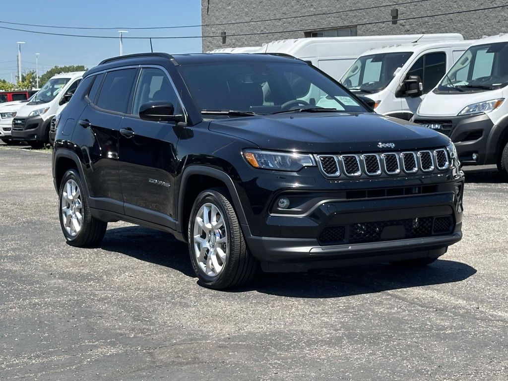 2024 Jeep Compass Latitude Lux 4X4's photo