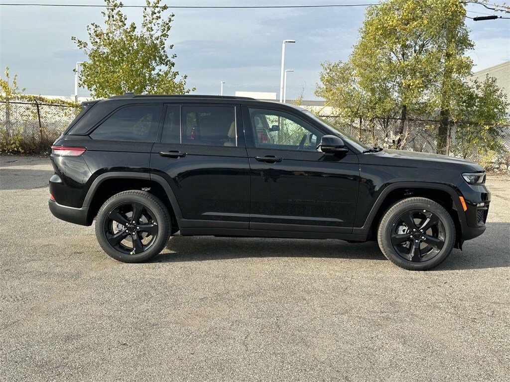 2025 Jeep Grand Cherokee Limited photo 2