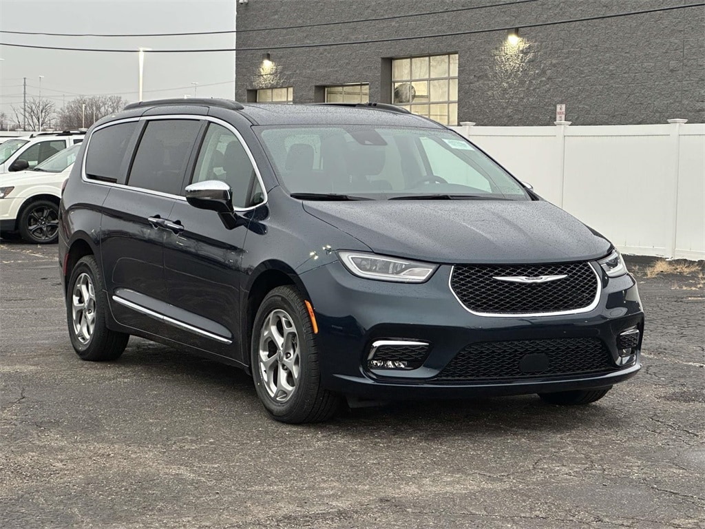 2023 Chrysler Pacifica Limited's photo
