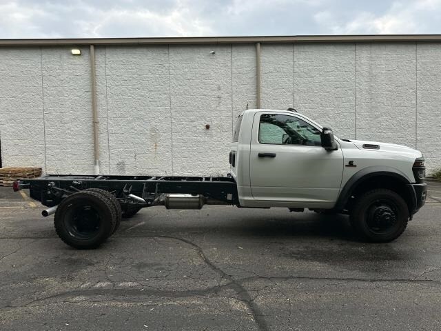 2025 Ram 5500 Tradesman photo 2