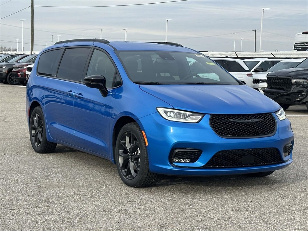 2026 Chrysler Pacifica Select's photo