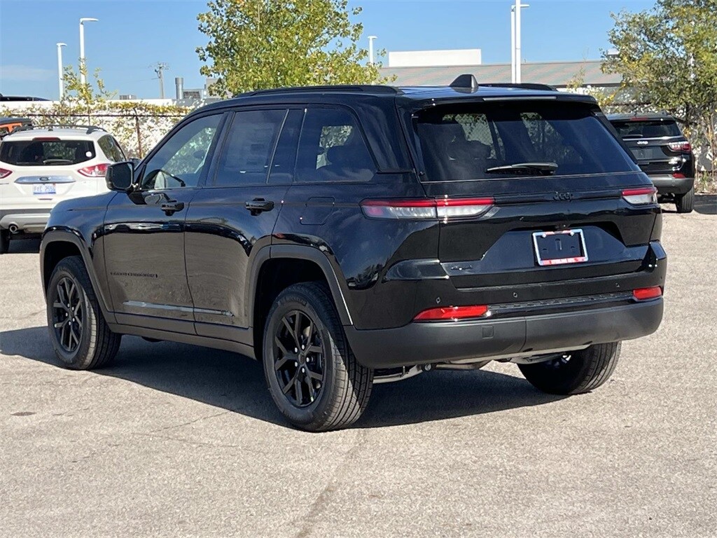 2025 Jeep Grand Cherokee Laredo photo 3