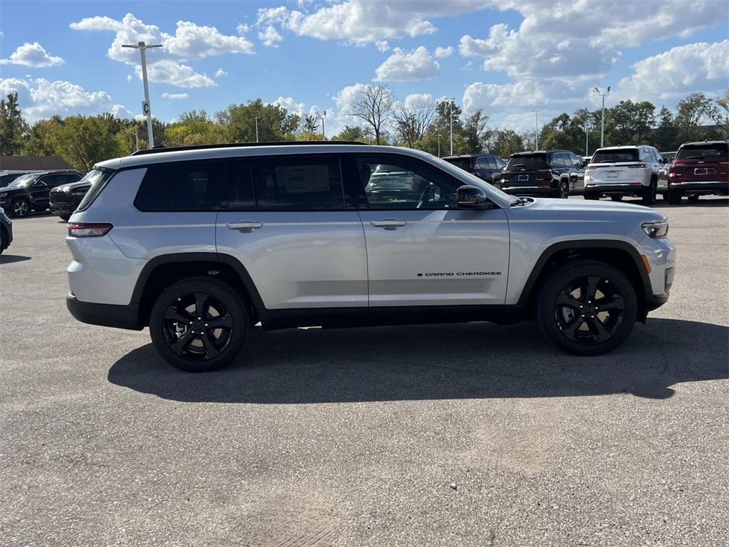 New 2025 Jeep Grand Cherokee L Laredo Sport Utility