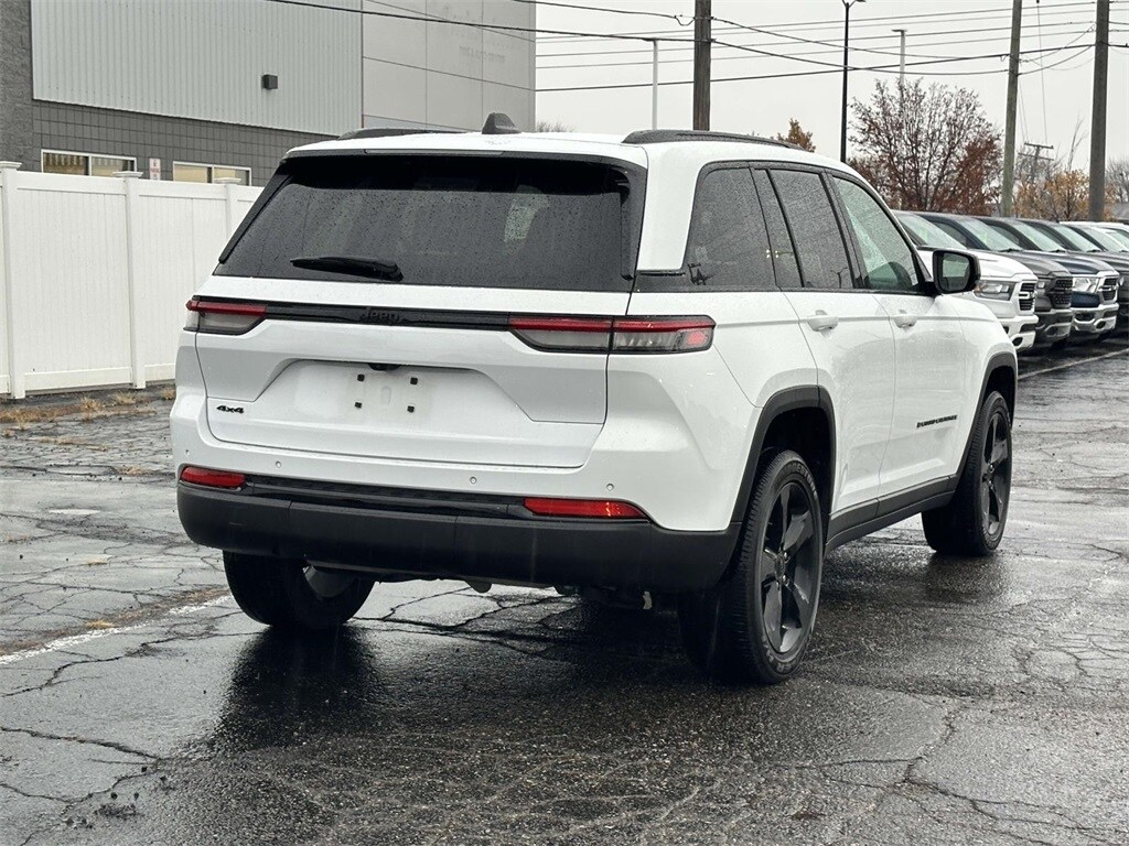 2024 Jeep Grand Cherokee Altitude photo 3