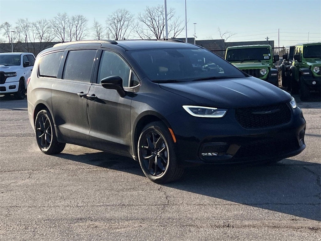 2026 Chrysler Pacifica Select's photo