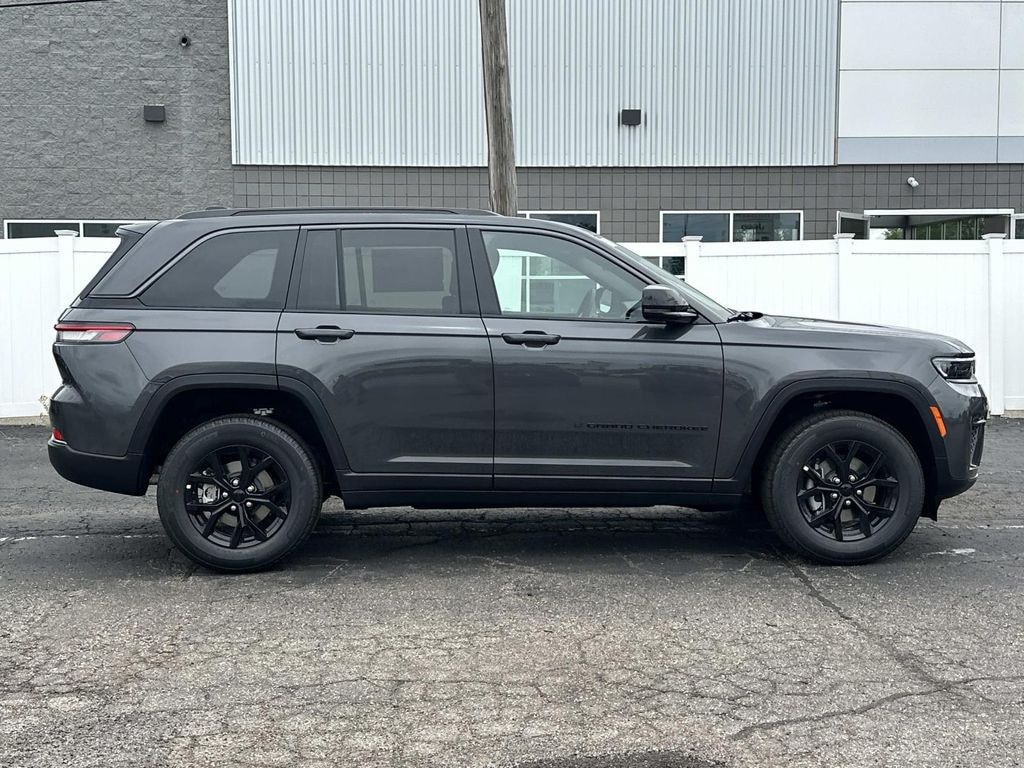 New 2026 Jeep Grand Cherokee Laredo Sport Utility