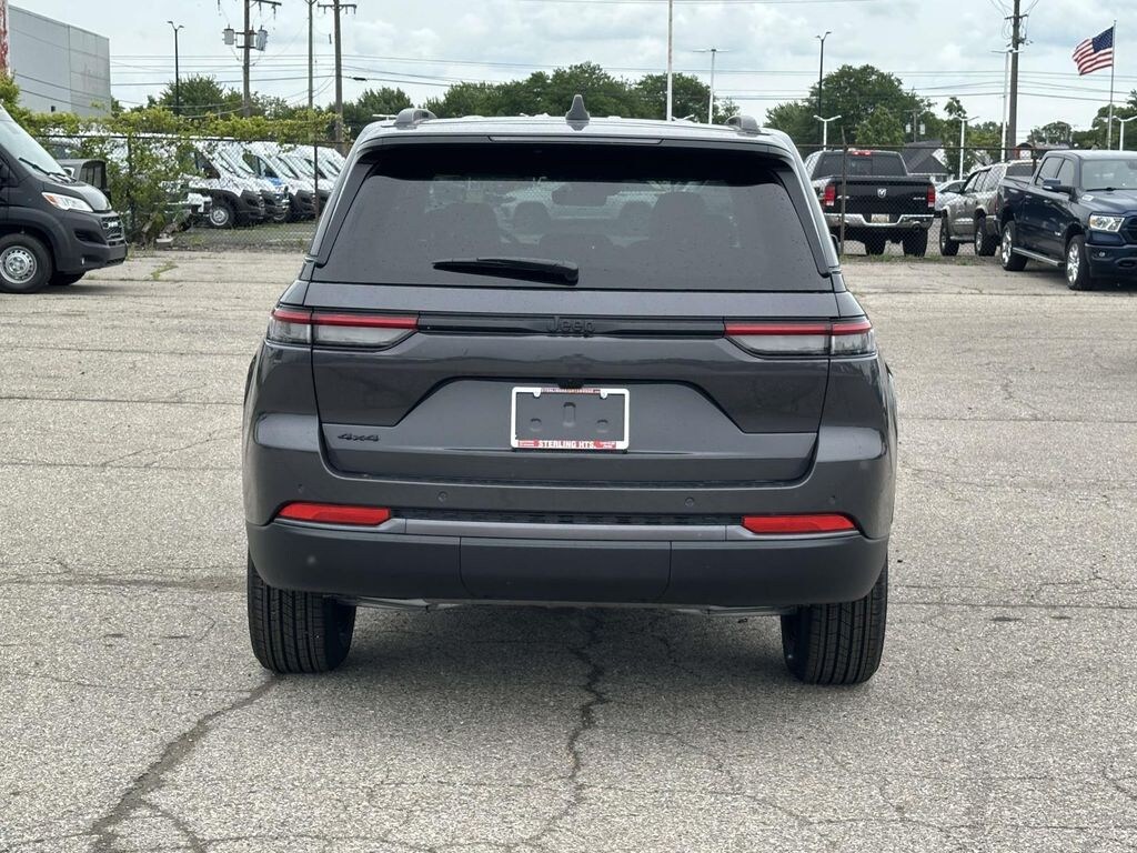 New 2026 Jeep Grand Cherokee Laredo Sport Utility