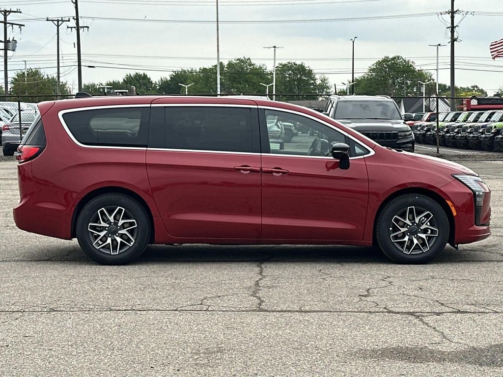 New 2027 Chrysler Pacifica Limited Passenger Van