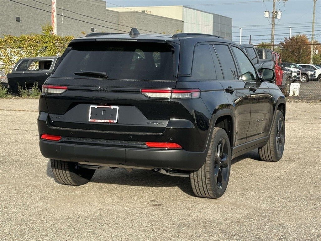 2025 Jeep Grand Cherokee Limited photo 3
