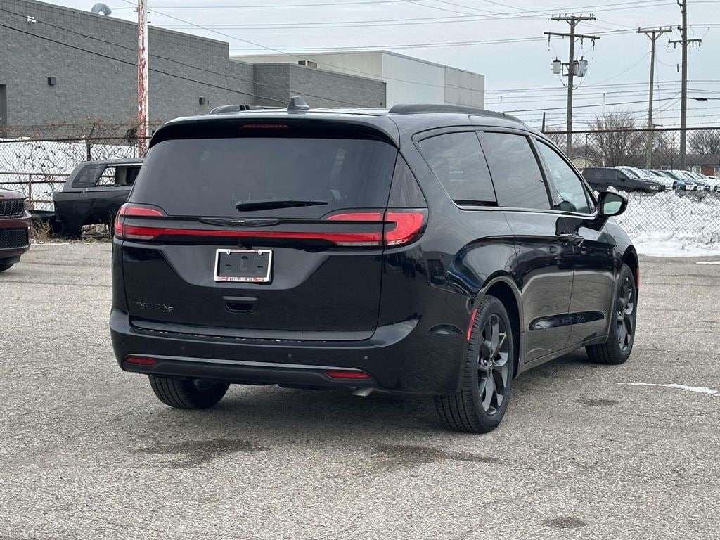New 2026 Chrysler Pacifica Select Passenger Van