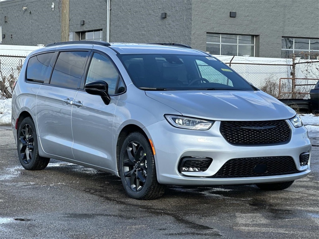 2026 Chrysler Pacifica Select's photo