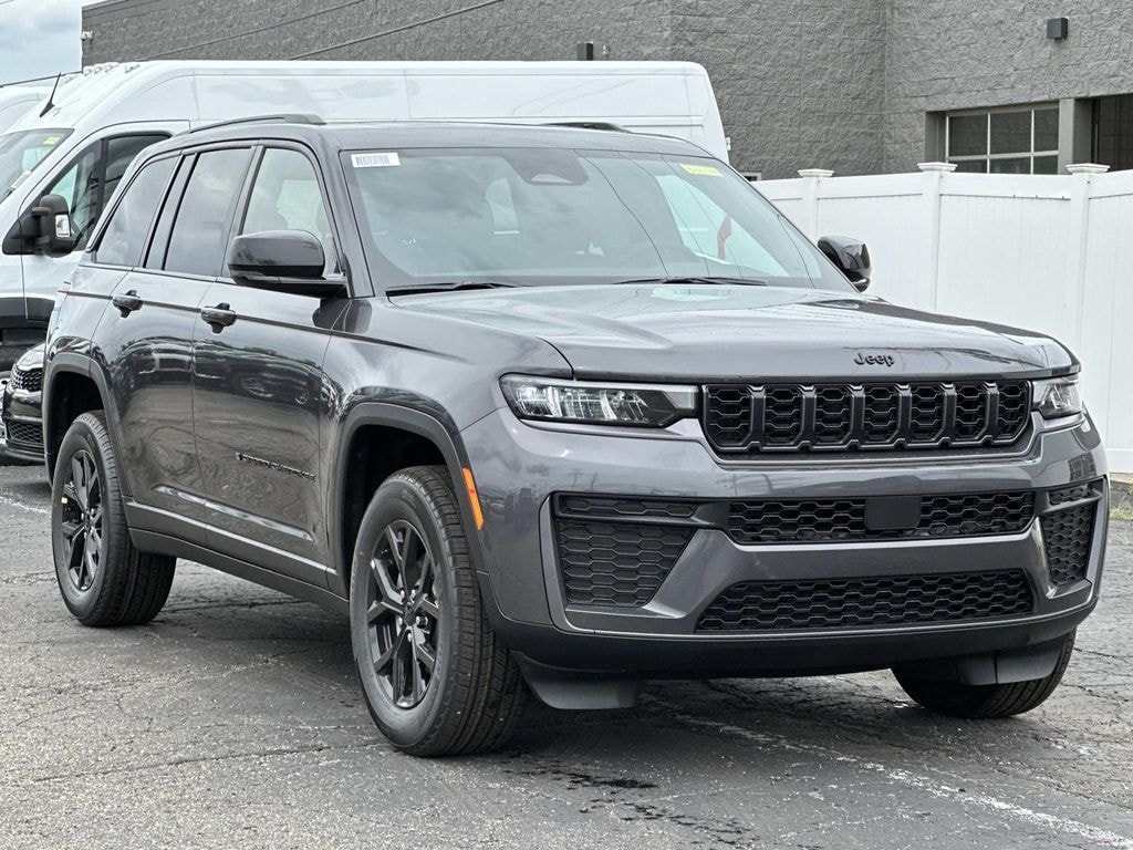 New 2026 Jeep Grand Cherokee Laredo Sport Utility