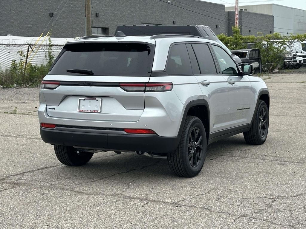 New 2026 Jeep Grand Cherokee Laredo Sport Utility
