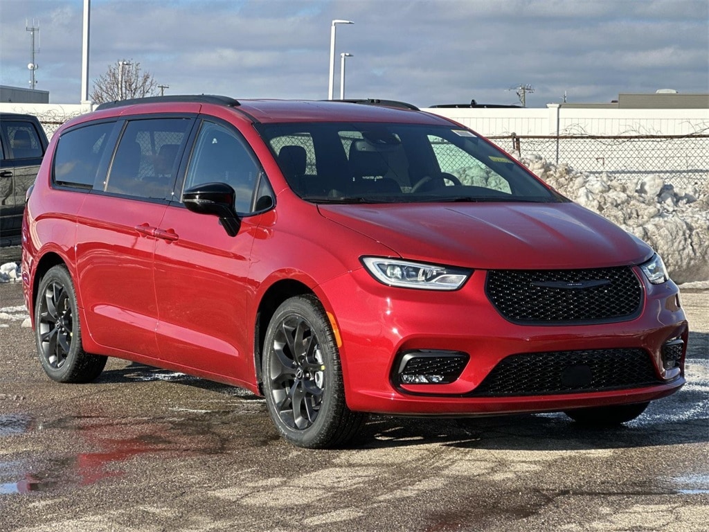 2026 Chrysler Pacifica Select's photo