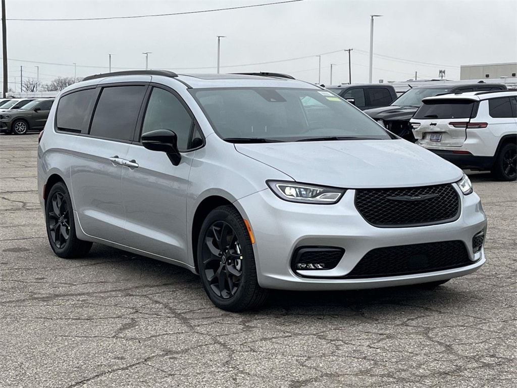 2026 Chrysler Pacifica Limited's photo