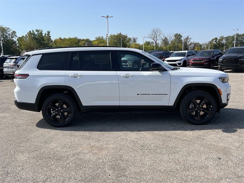 New 2025 Jeep Grand Cherokee L Laredo Sport Utility