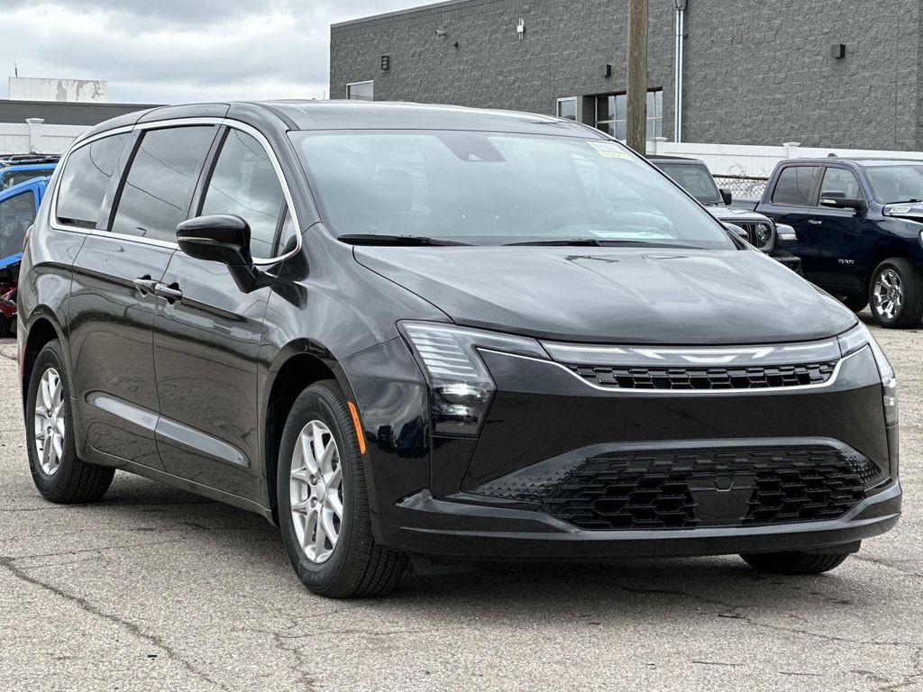 2027 Chrysler Pacifica Select's photo