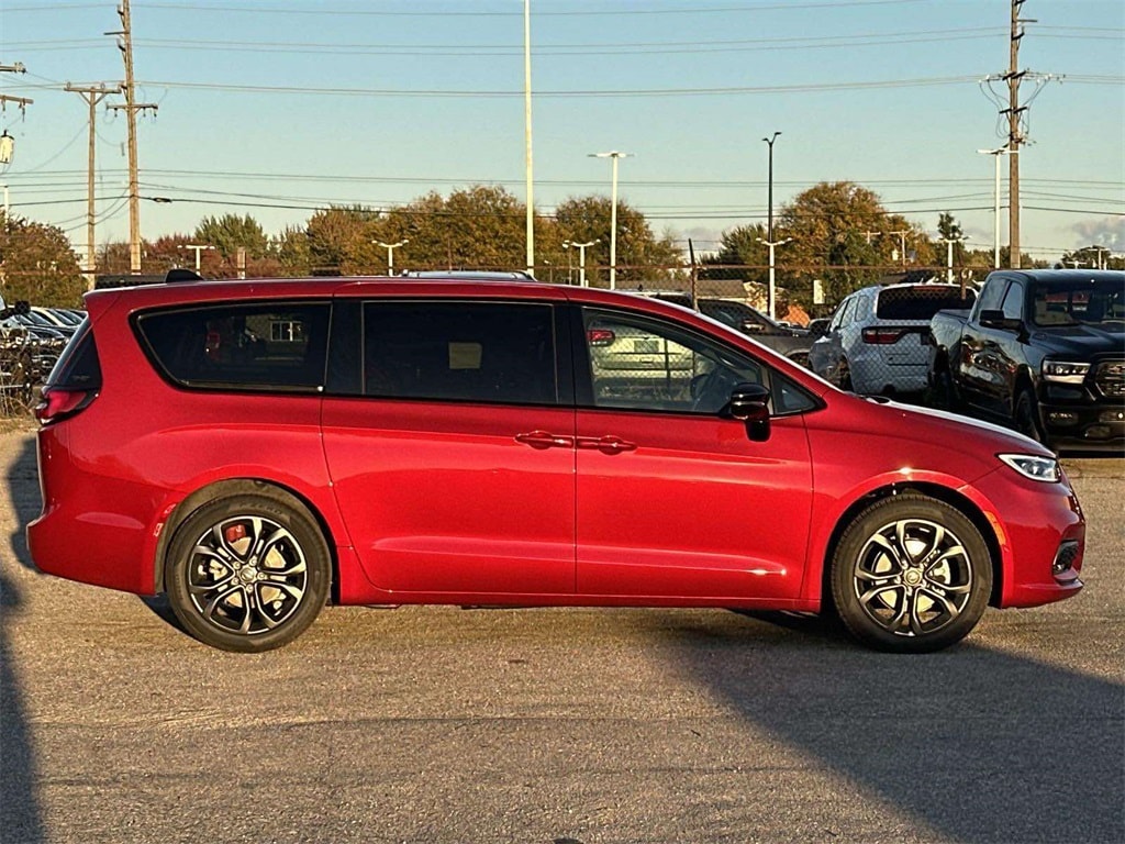 New 2026 Chrysler Pacifica Select Passenger Van