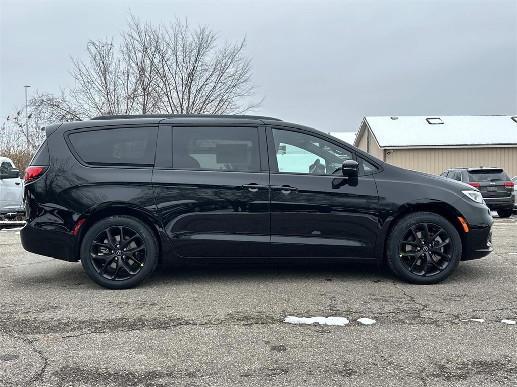 New 2026 Chrysler Pacifica Select Passenger Van