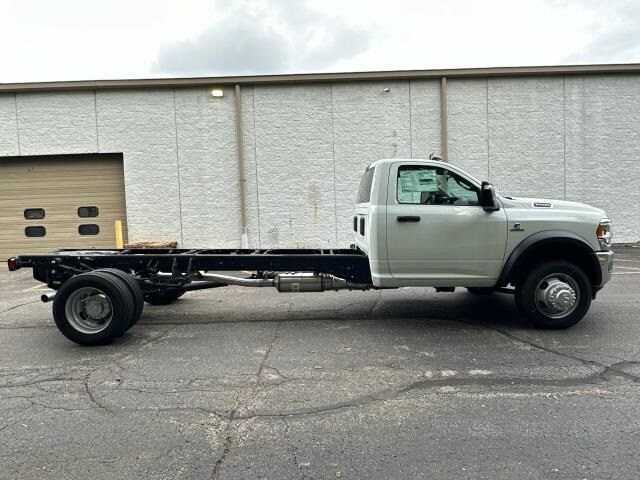 2024 Ram 5500 Tradesman SLT photo 2