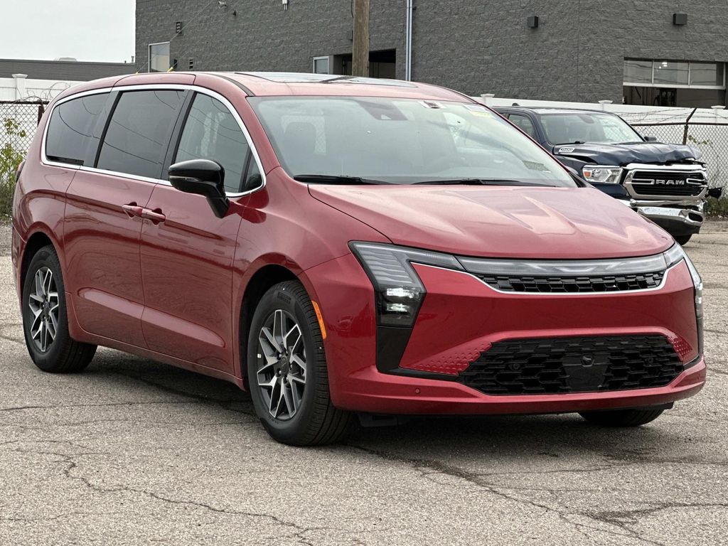 2027 Chrysler Pacifica Limited's photo