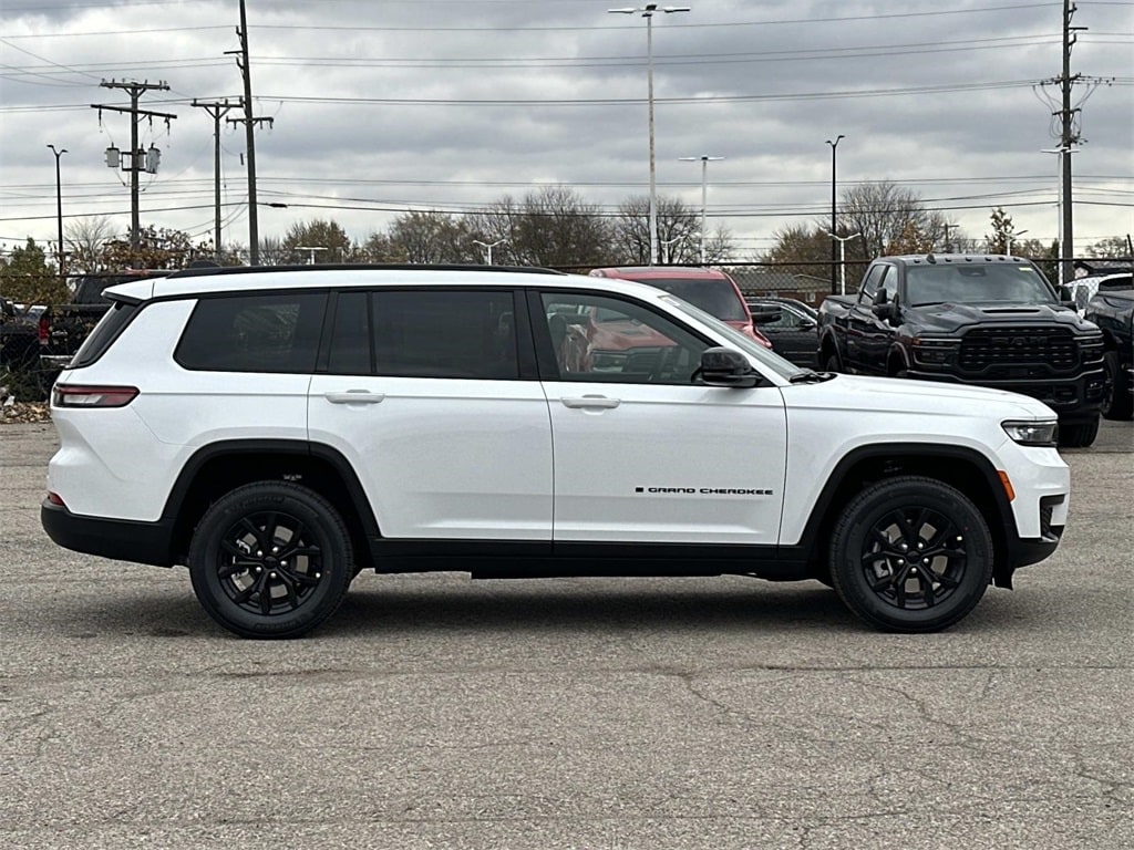 New 2025 Jeep Grand Cherokee L Laredo Sport Utility