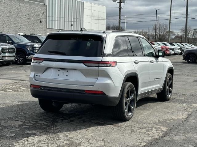2023 Jeep Grand Cherokee Laredo photo 3