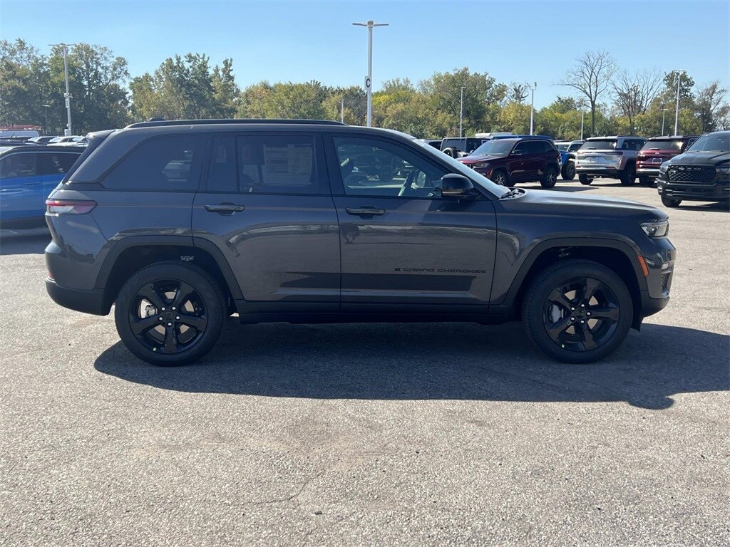 2025 Jeep Grand Cherokee Limited photo 2