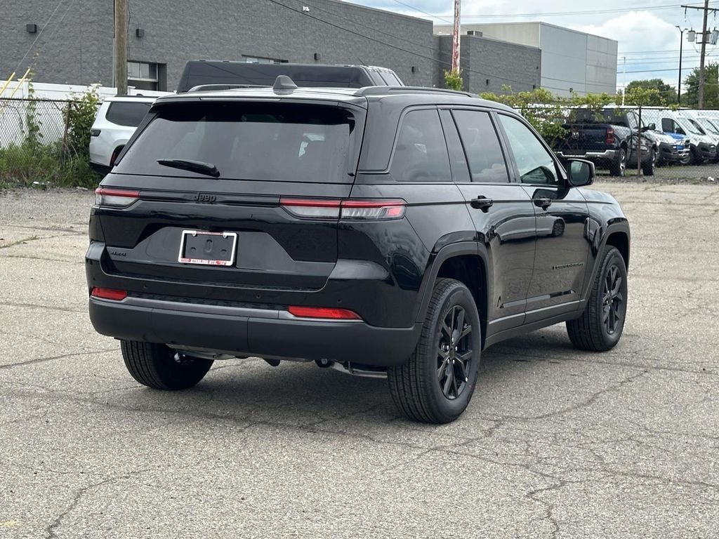 New 2026 Jeep Grand Cherokee Laredo Sport Utility