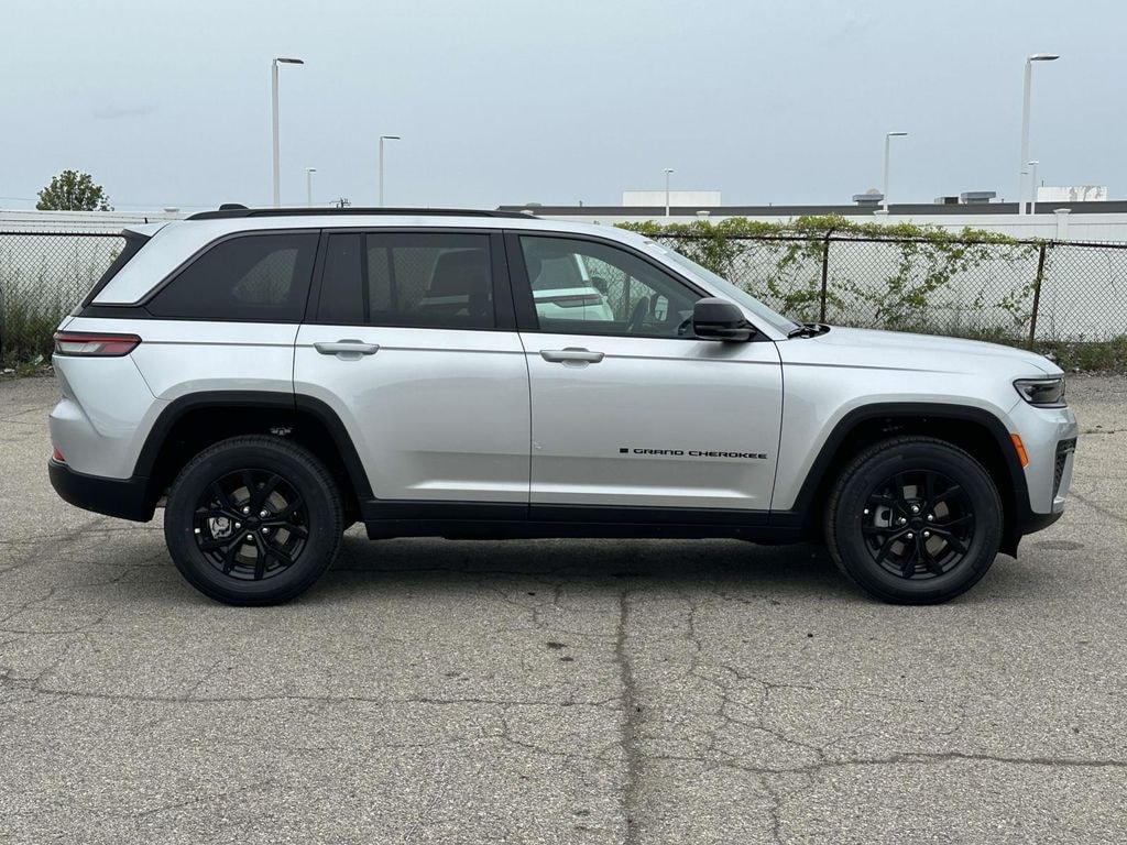 New 2026 Jeep Grand Cherokee Laredo Sport Utility