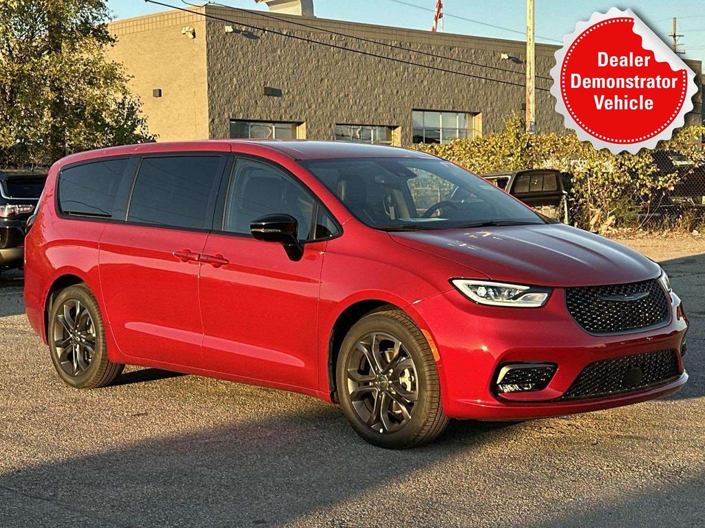 2026 Chrysler Pacifica Select's photo