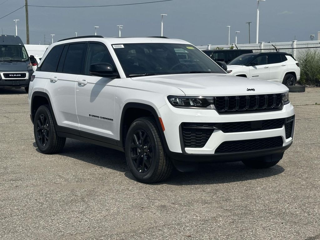 New 2026 Jeep Grand Cherokee Laredo Sport Utility
