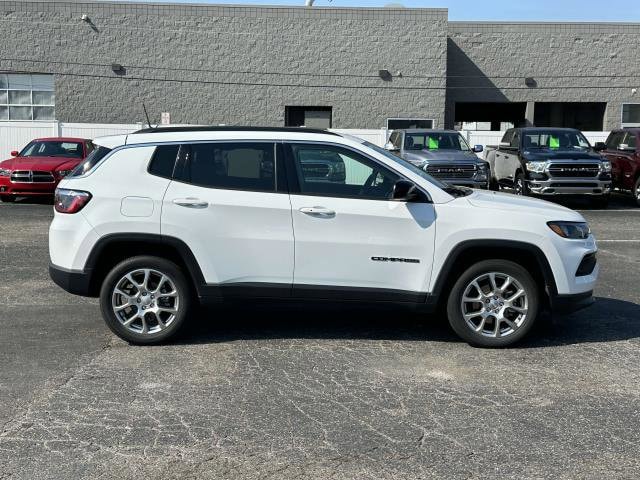 Used 2022 Jeep Compass Latitude Lux with VIN 3C4NJDFB8NT165582 for sale in Sterling Heights, MI