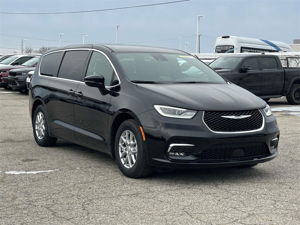 2026 Chrysler Pacifica Select's photo
