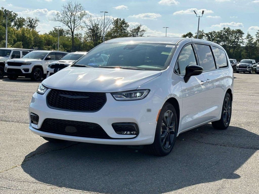 New 2026 Chrysler Pacifica Select Passenger Van