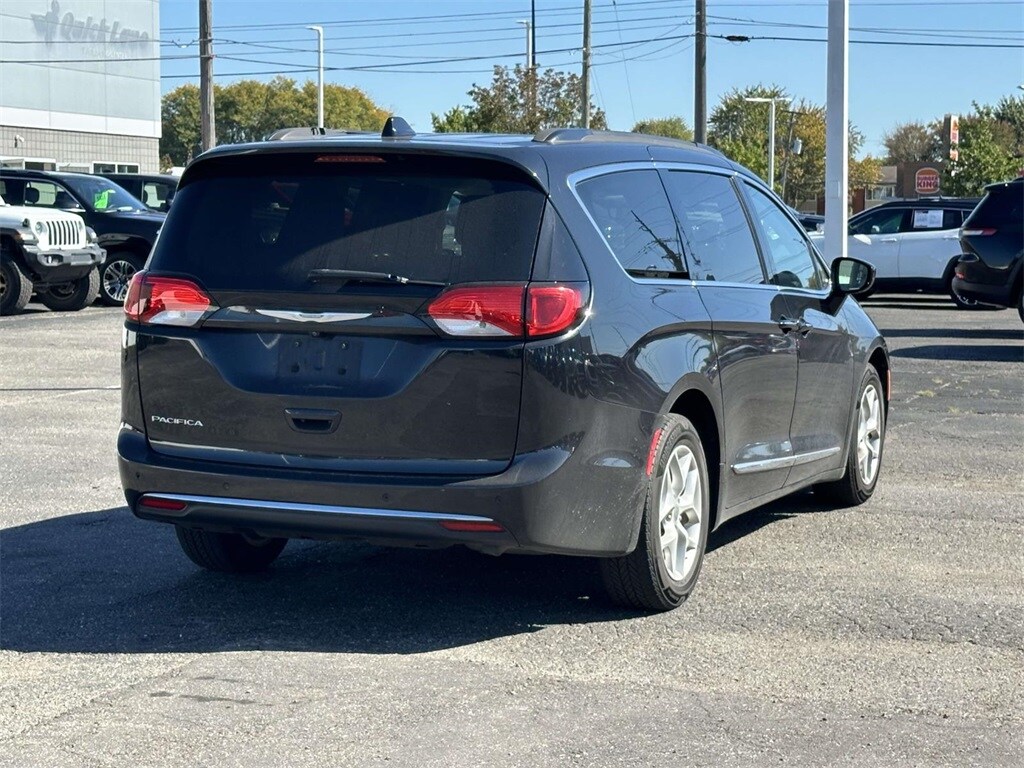 2017 Chrysler Pacifica Touring L photo 3