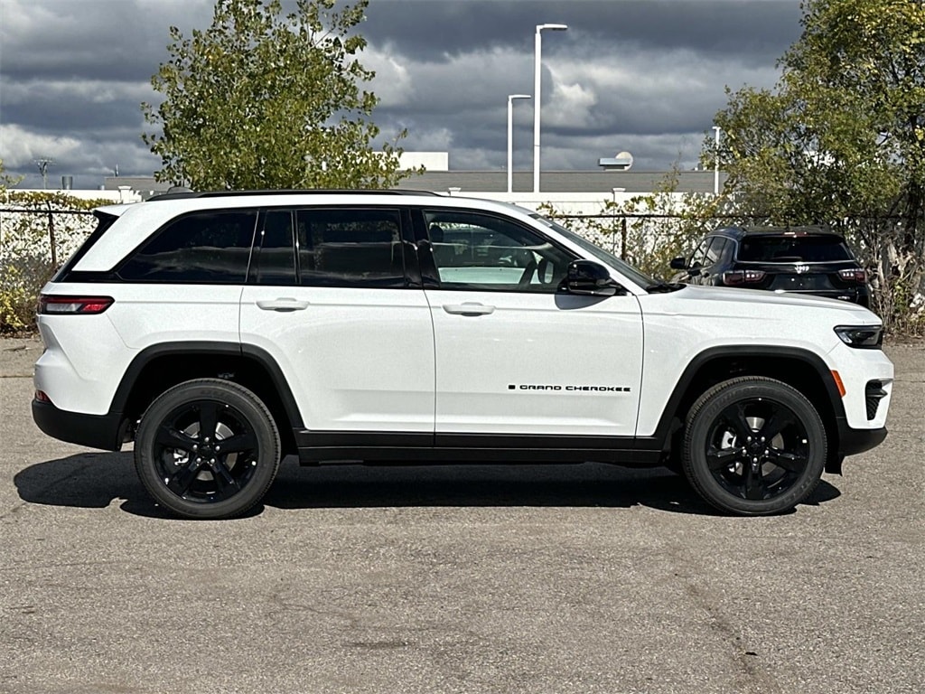 New 2025 Jeep Grand Cherokee Laredo Sport Utility