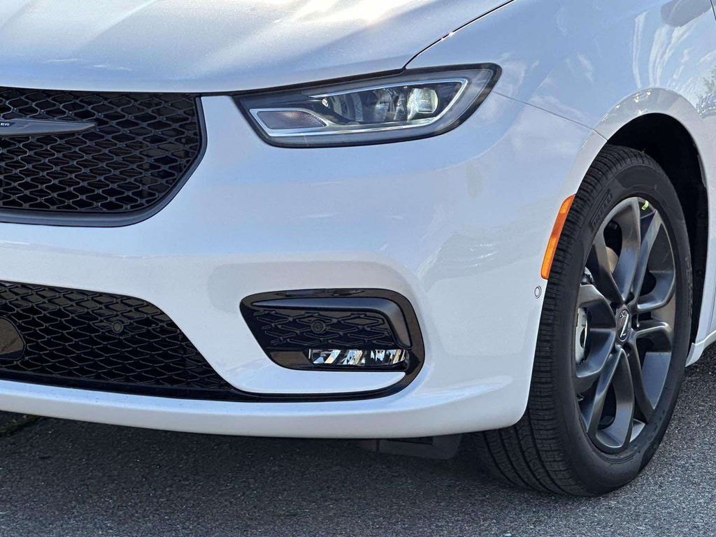 New 2026 Chrysler Pacifica Select Passenger Van