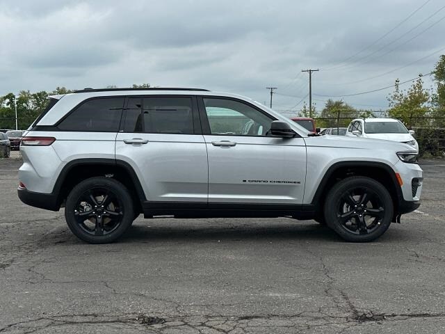 2025 Jeep Grand Cherokee Laredo photo 2