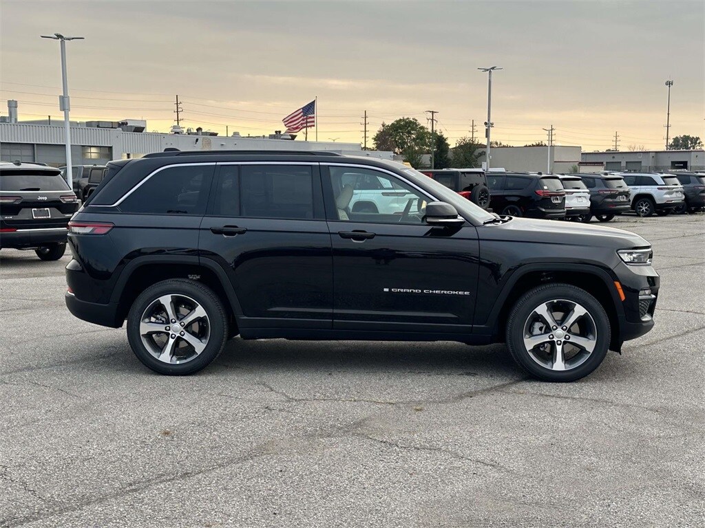 2025 Jeep Grand Cherokee Limited photo 2