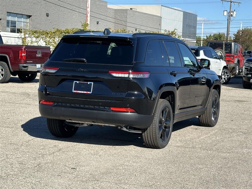 2025 Jeep Grand Cherokee Limited photo 2