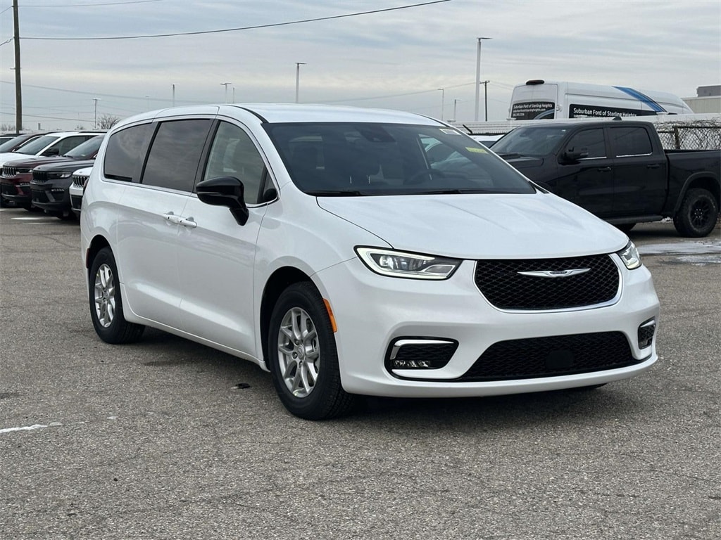 2026 Chrysler Pacifica Select's photo