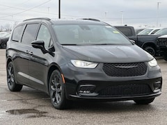 2026 Chrysler Pacifica Select Passenger Van