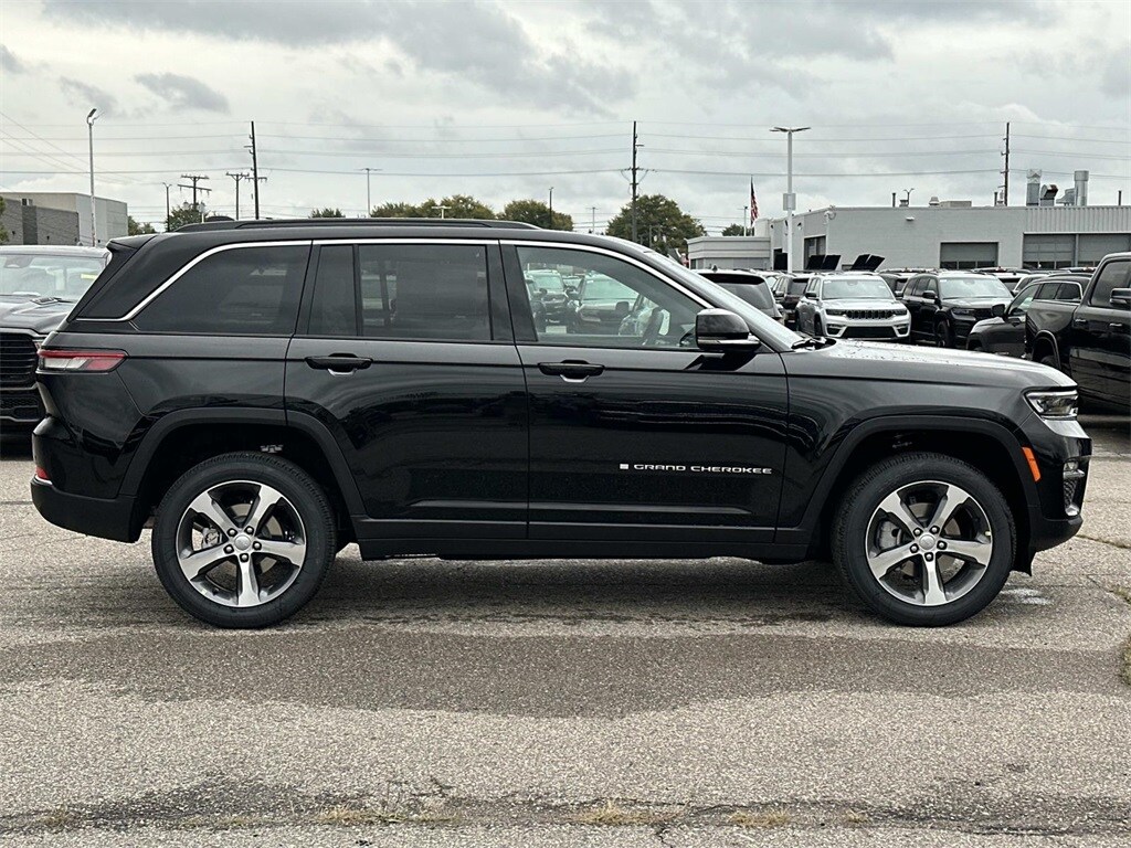 2025 Jeep Grand Cherokee Limited photo 2